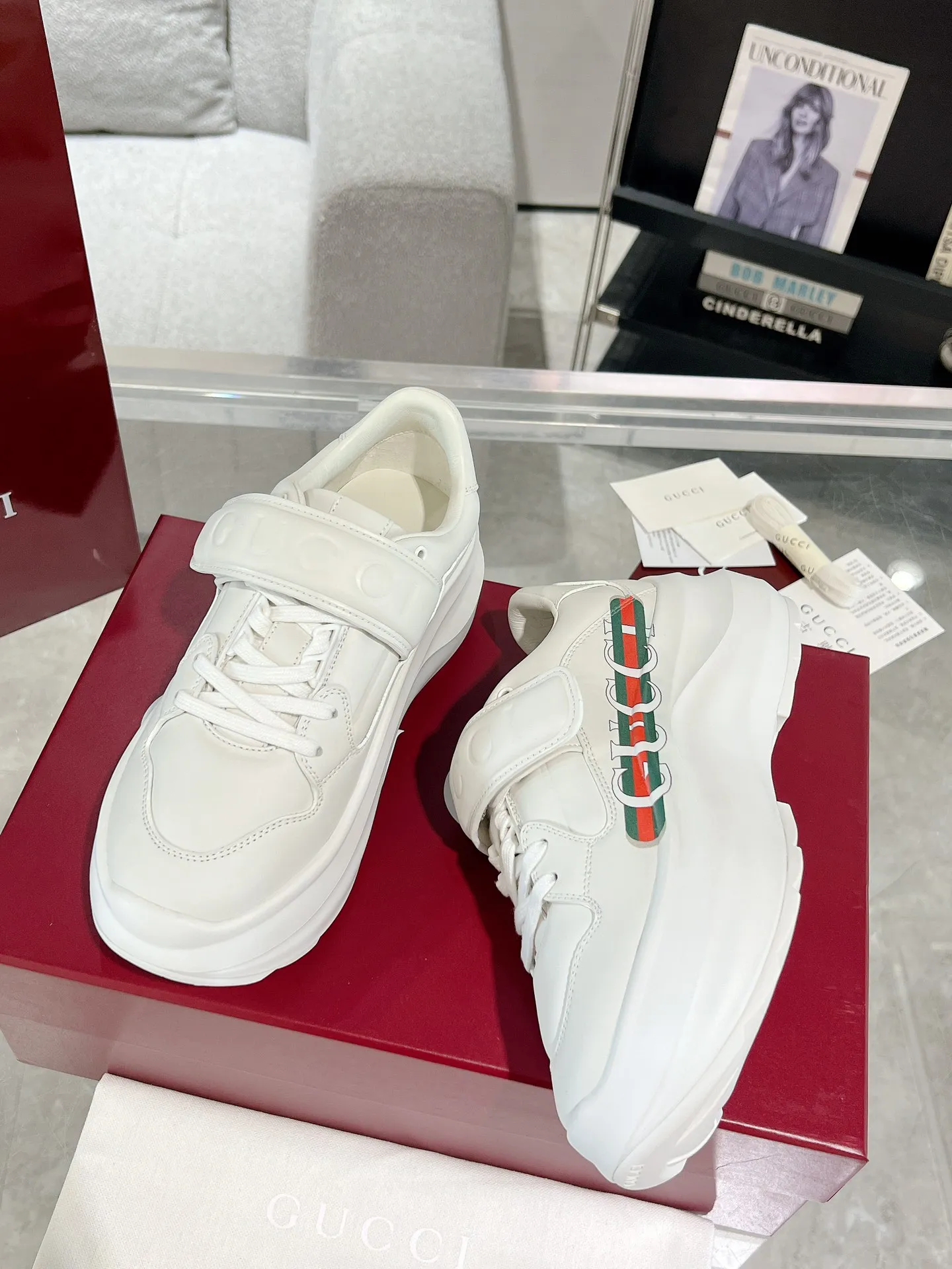 👟👟Ex-factory price 700👟👟 Gucci Wave women's wedge sneakers, wave shoes, Velcro dad shoes, original purchase, development and production. Creative director Sabato De Sarno presents new sneakers inspired by lightness and agility. This shoe has a sculptural thick sole shape and is made of lightweight ethylene vinyl acetate (EVA) material. It is comfortable and durable, and has a soft and waxy feel like stepping on waves. It is embellished with the Gucci handwritten logo and injects the brand's classic style. Original customized cowhide. Original customized soft sheepskin lining. Original molded Eva outsole. Bottom thickness: 5cm in front and 6.3cm in back. Size: 35-40#